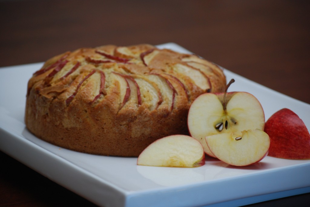 Apple england. Эпл кейк. Cake яблоко. Apple filo Cake. Apple Puff Cake.